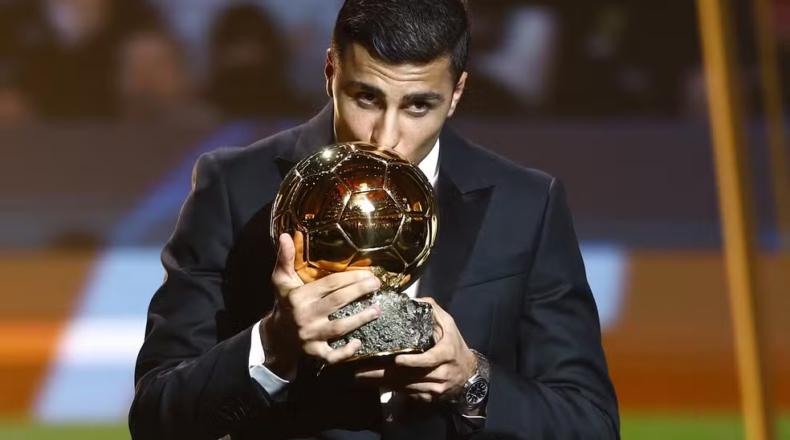 Rodri, que esteve de muletas na cerimônia, beija sua Bola de Ouro — Foto: REUTERS/Sarah Meyssonnier