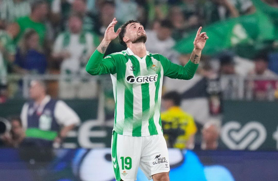 Tropeço Merengue. Real Betis vence Real Madrid. Foto/Jose Breton-Troy Parrot comemorando gol no Real Madrid.