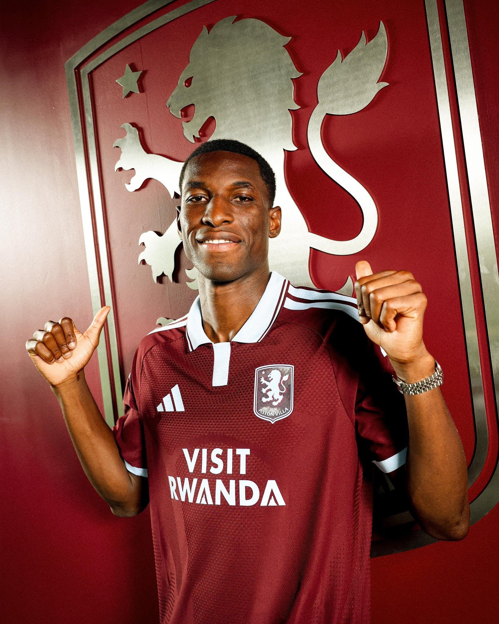 Nicolas Jackson atacante senegalês (custou 55,5 milhões de euros). Foto: Divulgação/Aston Villa